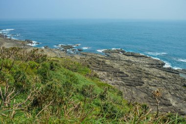 Bitou Cape (Bitoujiao) bir yaz günü mavi okyanuslu kayalık sahil plajı, New Taipei City Ruifang ilçesi, Tayvan