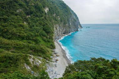 Ch 'ing-shui Uçurumu (Qingshui Uçurumu) Tayvan' ın en manzaralı bölgesi ve en yüksek kıyı uçurumları. Turkuaz ve zümrüt deniz suyu Taroko Ulusal Parkı, Xiulin Kasabası, Hualien, Tayvan