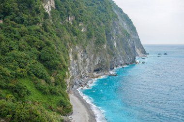 Ch 'ing-shui Uçurumu (Qingshui Uçurumu) Tayvan' ın en manzaralı bölgesi ve en yüksek kıyı uçurumları. Turkuaz ve zümrüt deniz suyu Taroko Ulusal Parkı, Xiulin Kasabası, Hualien, Tayvan