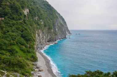 Ch 'ing-shui Uçurumu (Qingshui Uçurumu) Tayvan' ın en manzaralı bölgesi ve en yüksek kıyı uçurumları. Turkuaz ve zümrüt deniz suyu Taroko Ulusal Parkı, Xiulin Kasabası, Hualien, Tayvan