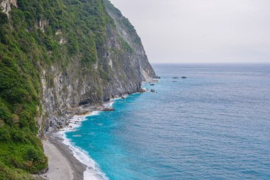 Ch 'ing-shui Uçurumu (Qingshui Uçurumu) Tayvan' ın en manzaralı bölgesi ve en yüksek kıyı uçurumları. Turkuaz ve zümrüt deniz suyu Taroko Ulusal Parkı, Xiulin Kasabası, Hualien, Tayvan