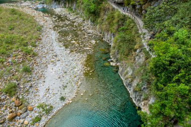 Shakadang Patikası (Gizemli Vadi Patikası) Taroko Ulusal Parkı, Xiulin, Hualien, Tayvan 'daki Taroko Boğazı' nın yeşil dağ ve turkuaz su akıntısı boyunca uzanır.