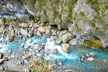 Swallow Grotto Yanzikou Patikası 'nın dar turkuaz Liwu Nehri Boğazı ve Taroko Ulusal Parkı' ndaki yüksek dağ yamacı, Xiulin Kasabası, Hualien, Tayvan