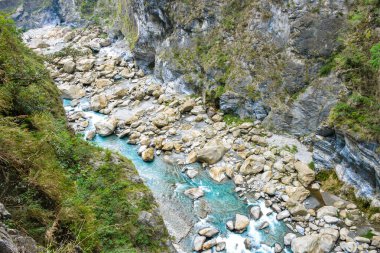 Swallow Grotto Yanzikou Patikası 'nın dar turkuaz Liwu Nehri Boğazı ve Taroko Ulusal Parkı' ndaki yüksek dağ yamacı, Xiulin Kasabası, Hualien, Tayvan