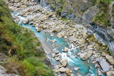 Swallow Grotto Yanzikou Patikası 'nın dar turkuaz Liwu Nehri Boğazı ve Taroko Ulusal Parkı' ndaki yüksek dağ yamacı, Xiulin Kasabası, Hualien, Tayvan