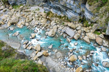 Swallow Grotto Yanzikou Patikası 'nın dar turkuaz Liwu Nehri Boğazı ve Taroko Ulusal Parkı' ndaki yüksek dağ yamacı, Xiulin Kasabası, Hualien, Tayvan