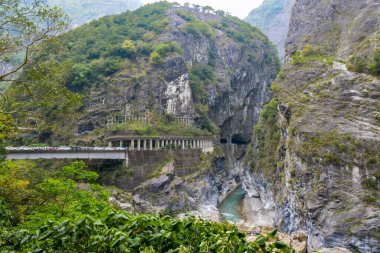 Swallow Grotto Yanzikou Patikası altında dar turkuaz Liwu Nehri Boğazı ve Taroko Ulusal Parkı 'nda yüksek dağ yamacı, Xiulin Kasabası, Hualien, Tayvan