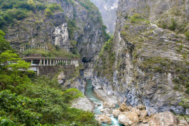 Swallow Grotto Yanzikou Patikası altında dar turkuaz Liwu Nehri Boğazı ve Taroko Ulusal Parkı 'nda yüksek dağ yamacı, Xiulin Kasabası, Hualien, Tayvan