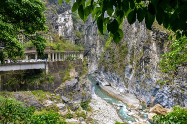 Swallow Grotto Yanzikou Patikası altında dar turkuaz Liwu Nehri Boğazı ve Taroko Ulusal Parkı 'nda yüksek dağ yamacı, Xiulin Kasabası, Hualien, Tayvan