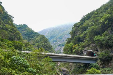 Taroko Ulusal Parkı 'ndaki Taroko Boğazı' nın altındaki tünelden geçen yol Xiulin, Hualien, Tayvan