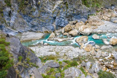 Swallow Grotto Yanzikou Patikası 'nın dar turkuaz Liwu Nehri Boğazı ve Taroko Ulusal Parkı' ndaki yüksek dağ yamacı, Xiulin Kasabası, Hualien, Tayvan