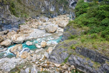 Swallow Grotto Yanzikou Patikası 'nın dar turkuaz Liwu Nehri Boğazı ve Taroko Ulusal Parkı' ndaki yüksek dağ yamacı, Xiulin Kasabası, Hualien, Tayvan