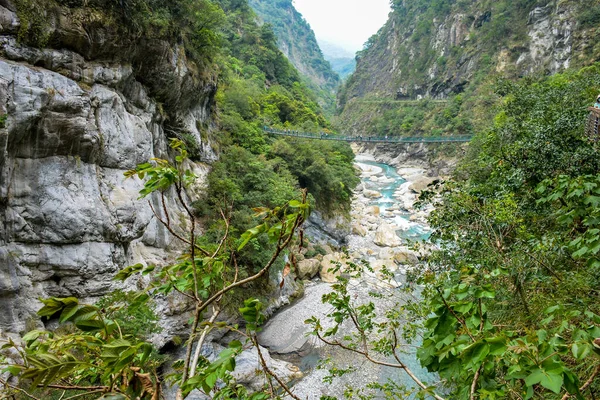 台湾华林市秀林塔鲁科国家公园绿山峡谷环绕着狭窄的绿松石丽湖峡谷上的桥 — 图库照片