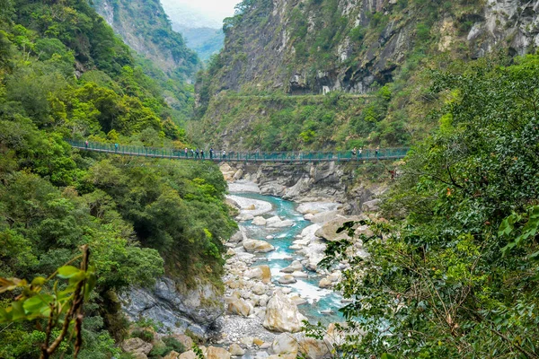 stock image Bridge over the narrow turquoise Liwu River Gorge surrounded by green mountain valley of Taroko Gorge in Taroko National Park, Xiulin, Hualien, Taiwan