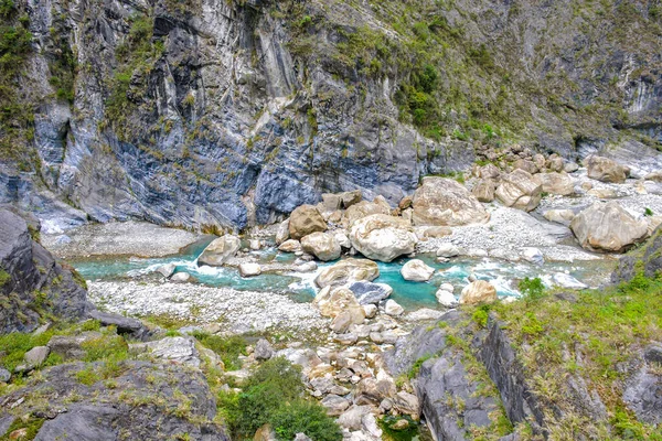 Szenische Ansicht Der Schwalbengrotte Yanzikou Trail Mit Schmalen Türkisfarbenen Liwu — Stockfoto