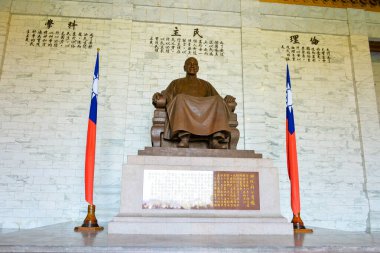 TAIPEI, TAIWAN, 16 Nisan 2023: Chiang Kai-shek 'in Taipei, Tayvan' daki Chiang Kai-shek Anıt Salonu 'nun ana odasındaki büyük bronz heykeli