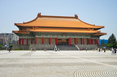 Tayvan 'ın Taipei kentindeki çok ünlü bir turizm merkezi olan Chiang Kai-shek Anıt Salonu' ndaki Liberty Meydanı 'ndaki Ulusal Konser Salonu.
