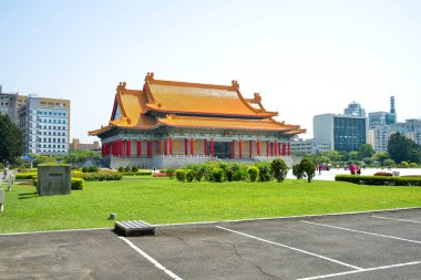 Tayvan 'ın Taipei kentindeki çok ünlü bir turizm merkezi olan Chiang Kai-shek Anıt Salonu' ndaki Liberty Meydanı 'ndaki Ulusal Konser Salonu.