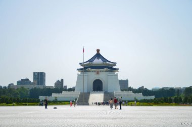 TAIPEI, TAIWAN, 16 Nisan 2023: Tayvan 'ı ziyaret eden turistler arasında en popüler seyahat merkezlerinden biri olan Taipei' deki Chiang Kai-Shek Anıt Salonu.