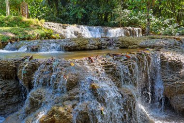 Yaz boyunca Kanchanaburi, Tayland 'daki yeşil tropikal yağmur ormanlarının ortasında küçük doğal şelale.