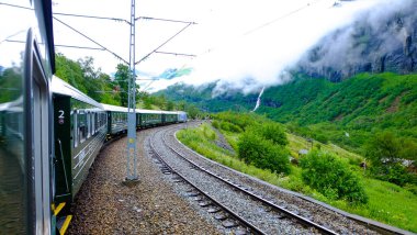 Flamsbana tren hattı Norveç 'in güzel doğa manzarası boyunca uzanır. Yeşil orman ve dağlar.