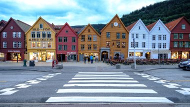 Norveç 'in Bergen şehrinde Bryggen caddesinde renkli ahşap tarihi evler ve binalar 