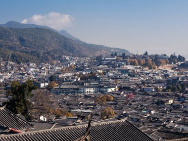 Lijiang, Çin 'den Yunnan ve UNESCO Dünya Mirası' nın en popüler turizm beldesi olan Lijiang Eski Kasabası 'nın tepesinden geleneksel çatı manzarası.
