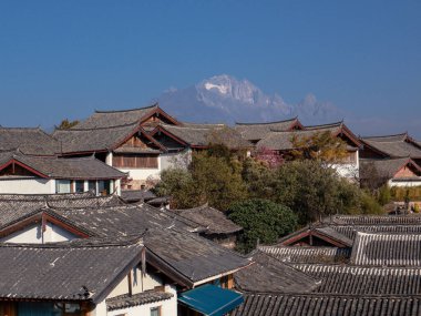 Geleneksel eski çatı manzarası Lijiang Eski Kasabası üzerinde Yeşim Ejder Karlı Dağı, Lijiang, Çin Yunnan, UNESCO Dünya Mirası Bölgesi