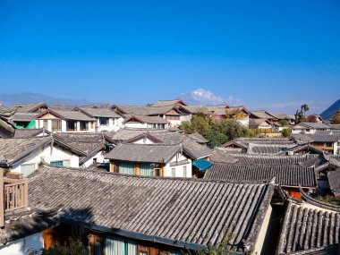 Lijiang, Çin 'den Yunnan ve UNESCO Dünya Mirası' nın en popüler turizm beldesi olan Lijiang Eski Kasabası 'nın tepesinden geleneksel çatı manzarası.