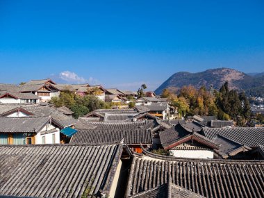 Lijiang, Çin 'den Yunnan ve UNESCO Dünya Mirası' nın en popüler turizm beldesi olan Lijiang Eski Kasabası 'nın tepesinden geleneksel çatı manzarası.