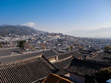 Lijiang, Çin 'den Yunnan ve UNESCO Dünya Mirası' nın en popüler turizm beldesi olan Lijiang Eski Kasabası 'nın tepesinden geleneksel çatı manzarası.