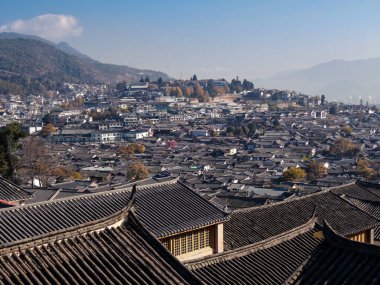 Lijiang, Çin 'den Yunnan ve UNESCO Dünya Mirası' nın en popüler turizm beldesi olan Lijiang Eski Kasabası 'nın tepesinden geleneksel çatı manzarası.