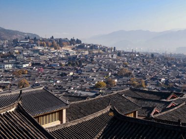 Lijiang, Çin 'den Yunnan ve UNESCO Dünya Mirası' nın en popüler turizm beldesi olan Lijiang Eski Kasabası 'nın tepesinden geleneksel çatı manzarası.