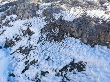 Dağların Zemininde kar giderek eriyor Yaz Zamanı Buz Şeklinde Bir Şablon Oluyordu