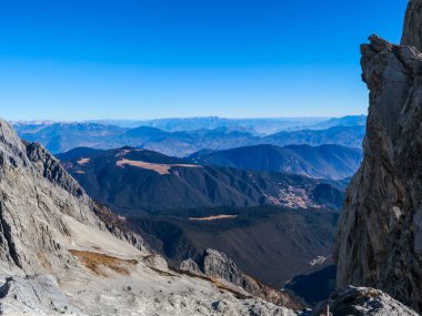 Yeşim Ejder Kar Dağı 'nın zirvesinden Lijiang, Yunnan, Çin' deki ünlü turizm merkezi.