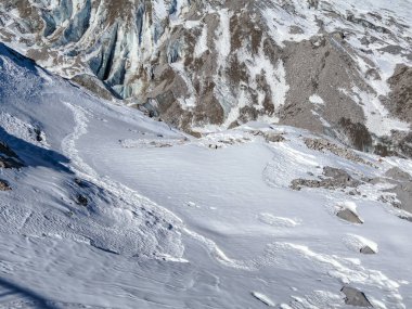 Buzul Parkı Bölgesi, Çin 'in Lijiang kenti Yunnan' da bulunan Yeşim Ejder Kar Dağı 'ndaki Taş Dağ, nam-ı diğer Yulong Kar Dağı.