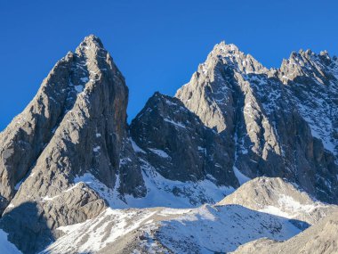 Çin 'in Lijiang kenti Yunnan' da bulunan Yeşim Ejder Karlı Dağı, nam-ı diğer Yulong Karlı Dağı Zirvesi