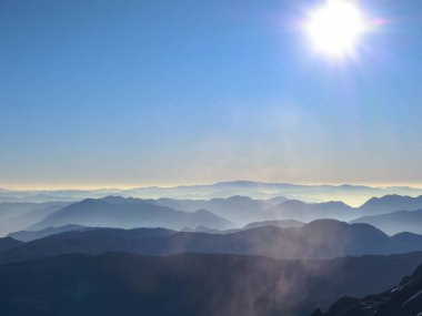 Yeşim Ejder Kar Dağı 'nın zirvesinden Lijiang, Yunnan, Çin' deki ünlü turizm merkezi.