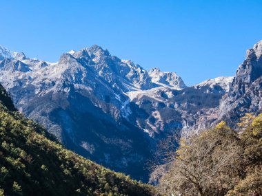 Lijiang, Yunnan, Çin 'deki en ünlü turizm merkezi olan Jade Dragon Karlı Dağ Sahne Bölgesi' ndeki Mavi Ay Vadisi