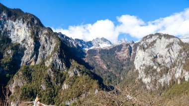 Yüksek Rocky Dağları Tepeleri Vadisi Balagezong Büyük Kanyon Ulusal Sahne Parkı, Diqing, Şangri-La Bölgesi Yunnan, Çin
