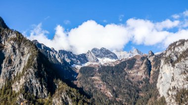 Yüksek Rocky Dağları Tepeleri Vadisi Balagezong Büyük Kanyon Ulusal Sahne Parkı, Diqing, Şangri-La Bölgesi Yunnan, Çin