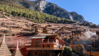 Bala Köyü, Tibet Dağları 'nın dış dünyadan izole edilmiş, Çin' in Yunnan kentindeki Şangri-La Bölgesi 'nde Balagezong Ulusal Sahne Parkı' ndaki bulutların arasında yüksek bir yerde.