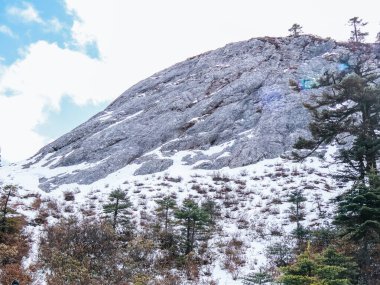 Çin 'in Şangri-La ilçesi Yunnan' daki Balagezong Büyük Kanyon Ulusal Sahne Bölgesi 'nde Shambhala Stupa Zirvesi' nde Karlı Dağlar