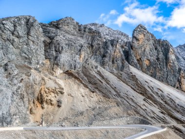 Çin 'in Şangri-La Bölgesi' nde bulunan Balagezong Büyük Kanyonu Ulusal Sahne Bölgesi 'nde, Karlı Dağlar Altında Çözülen Yol