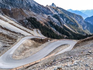 Çin 'in Şangri-La Bölgesi' nde bulunan Balagezong Büyük Kanyonu Ulusal Sahne Bölgesi 'nde, Karlı Dağlar Altında Çözülen Yol
