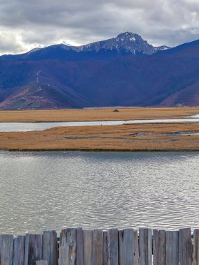 Napahai Otlağı Sahne Bölgesi ve Napahai Gölü Şangri-La 'da Karla çevrili Dağ, Yunnan, Çin