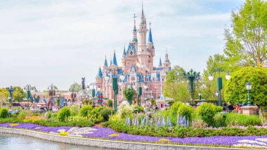 Büyülü Hikaye Şatosu 'nun büyüleyici manzarası Şangay Disneyland, Çin' deki çiçek açan bahar bahçeleriyle çevrili, fantezi ve meraka sihirli bir kaçış.