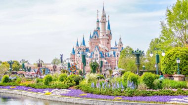 Büyülü Hikaye Şatosu 'nun büyüleyici manzarası Şangay Disneyland, Çin' deki çiçek açan bahar bahçeleriyle çevrili, fantezi ve meraka sihirli bir kaçış.
