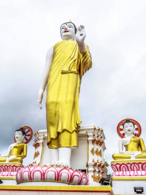 Wat Phra 'daki kutsal Budist heykeli Doi Kham Tapınağı, Chiang Mai, Tayland, Tayland ruhani ve sanatsal mirasının ihtişamını yansıtıyor.