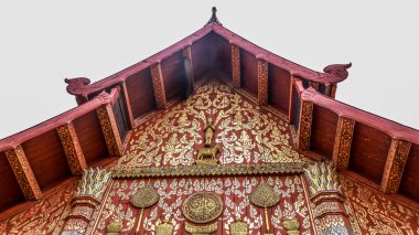 Lampang Luang 'ın Lampang, Tayland' daki Wat Phra 'da bulunan Lanna tarzı viharn' ın ahşap gabında karmaşık altın desenler. Tayland Budist tapınağı mimarisi ve zanaatı